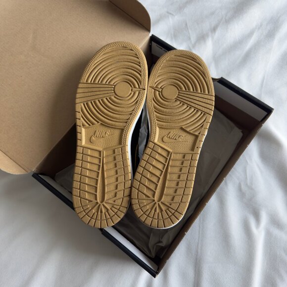 Nike Air Jordan 1 Retro High Black/Metallic Gold/White Grade School Size 4.5Y - Picture 2 of 6